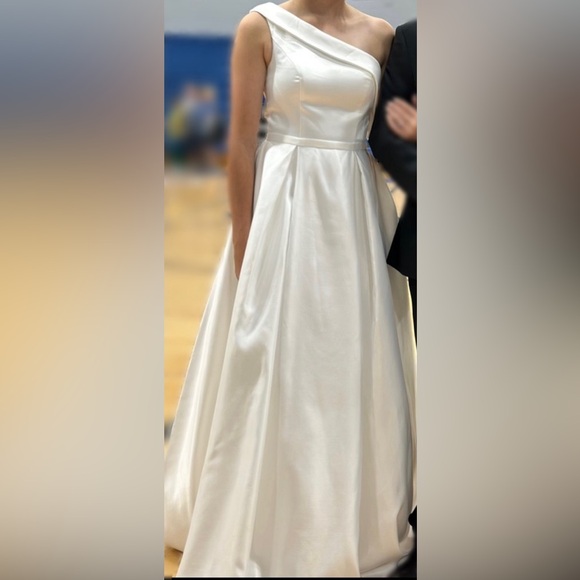 White One-Shoulder Long Ball Wedding Pageant Prom Dress Size 4 - Picture 3 of 7